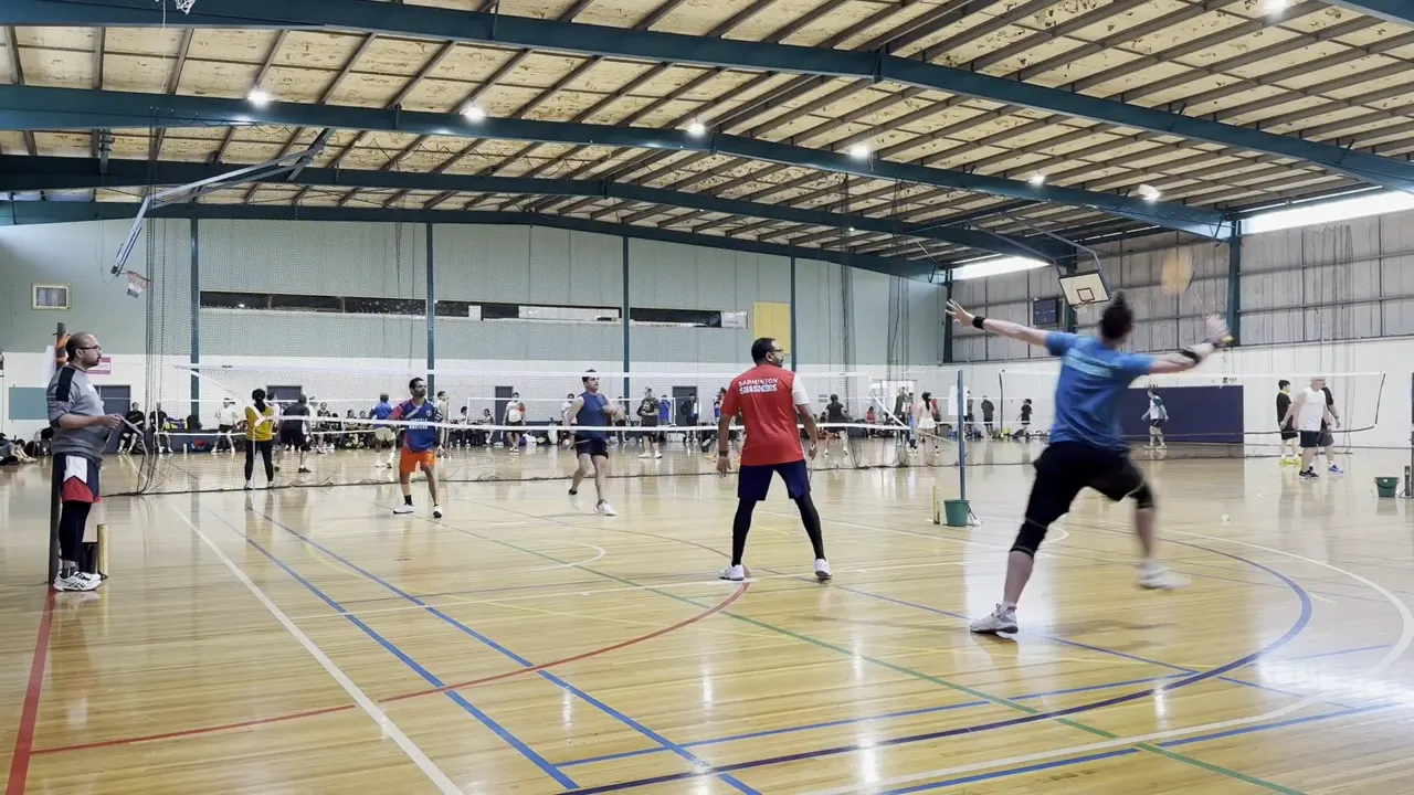 At 4.6 seconds, blue moves wide to the right with the racket raised; red remains nearer the centre of the near court.