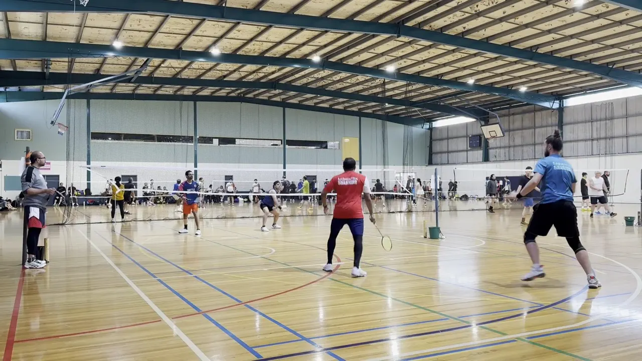 At 5.6 seconds, blue is still wide on the right while red has a wider ready stance nearer the middle; the far-side opponent is low to the court.